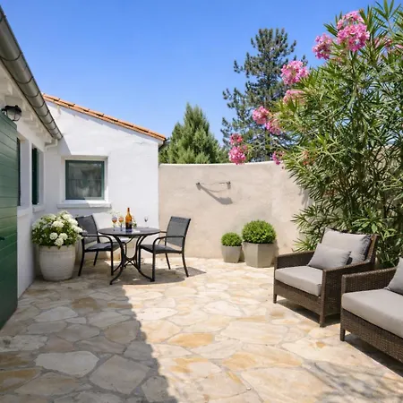 Apartmanhotel Le Clos Des Sternes 3*